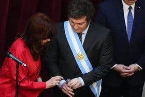 Cristina Fernández de Kirchner y el presidente Javier Milei intercambian palabras sobre el bastón de mando durante la ceremonia de asunción del flamante mandatario argentino.