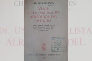 Portada de la edición de 1942 de la obra "Viaje de un naturalista alrededor del mundo", del científico inglés Charles Darwin. El ejemplar pertenece a la biblioteca Hebe Livi de la Junta Provincial de Estudios Históricos. Gentileza