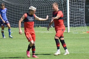 Arnaldo González y Valentín Pereyra tras el gol ante la Reserva de Unión.  Prensa Patronato