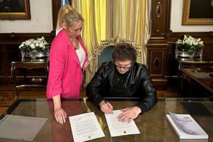 Javier Milei firmando la carta, junto a su hermana y Secretaria General de la Presidencia, Karina Milei. Crédito: Oficina del Presidente