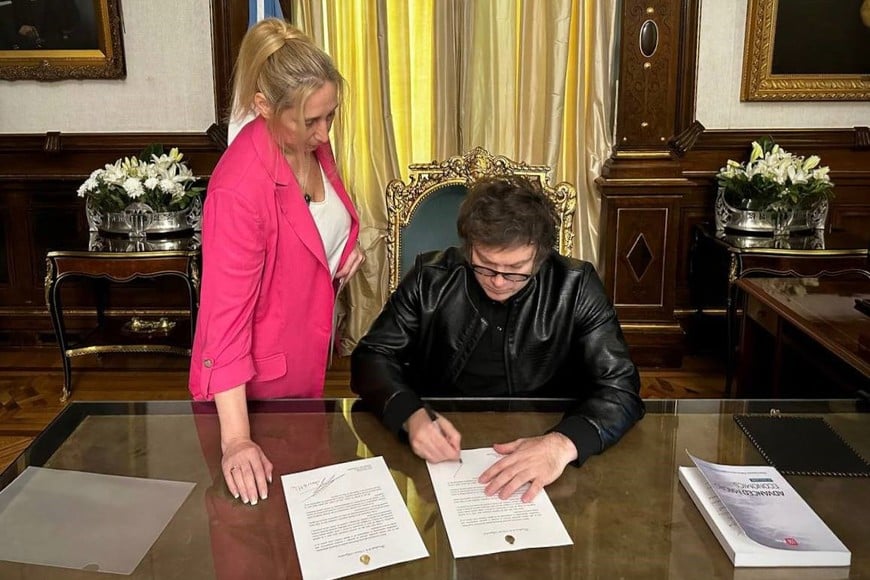 Javier Milei firmando la carta, junto a su hermana y Secretaria General de la Presidencia, Karina Milei. Crédito: Oficina del Presidente