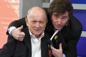 El actual presidente Javier Milei, junto a Samuel "Chiche" Gelblung en un estudio televisivo. El periodista y conductor de radio y televisión fue uno de los que más reportajes le hizo, ayudando a crear un "personaje atrayente".