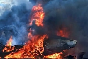La avioneta chocó con un poste de tendido eléctrico, “impactando un vehículo menor, incendiándose en el lugar, lo que habría provocado la muerte del piloto”.