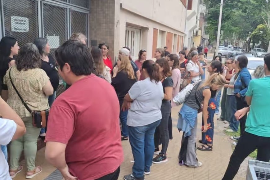 Familiares y organizaciones feministas minutos antes de ingresar a la audiencia el 23 de noviembre.