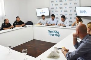 El ministro de seguridad Pablo Cococcioni junto a el intendente Leonel Chiarella, la senadora Leticia Di Gregorio, el representante del Ministerio en la Region, Nahuel Pasquinelli, funcionarios locales, regionales y provinciales y representantes de las fuerzas de seguridad. Foto: Gobierno de Santa Fe.