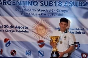 El joven bochófilo con el trofeo obtenido en el certamen disputado en Córdoba.