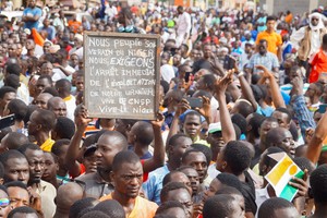 Los manifestantes contra las sanciones se reúnen en apoyo de los soldados golpistas en la capital Niamey, Níger, el 3 de agosto de 2023. Foto: Reuters