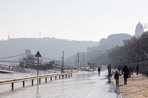 Personas caminando por el agua de la inundación del Danubio, en Budapest, Hungría. Crédito: Xinhua.