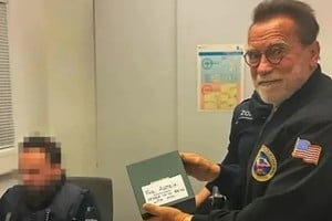 El ícono del cine de acción fue detenido en la aeroestación por no declarar un costoso reloj.