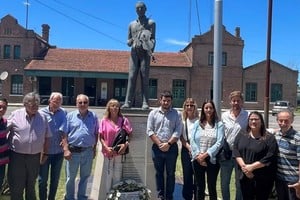 El Gobierno de Venado Tuerto realizó un sentido homenaje frente al monumento de bronce que lo recuerda.