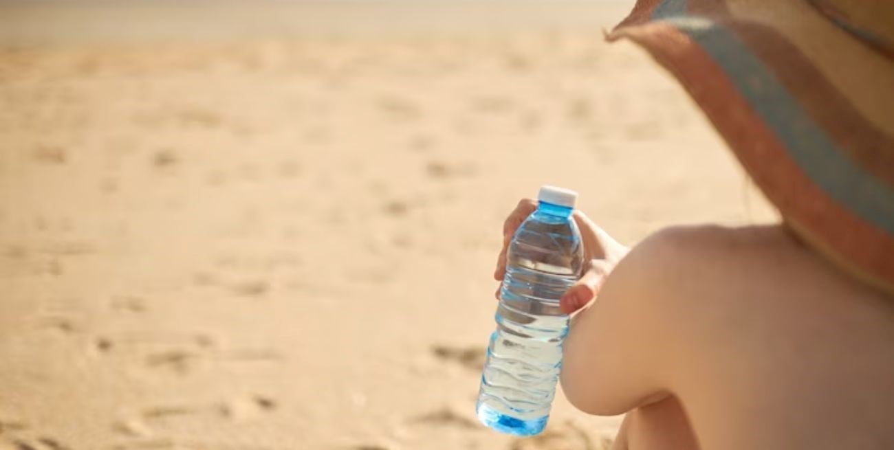 Riesgo para la salud: qué puede suceder si se dejan las botellas de plástico al sol