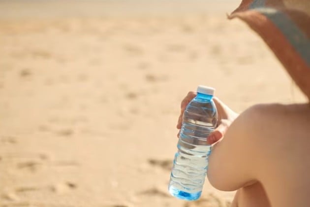 Riesgo para la salud: qué puede suceder si se dejan las botellas de plástico al sol