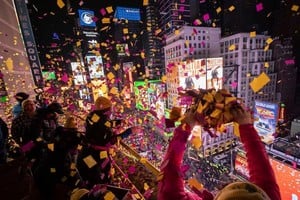 Los voluntarios de Times Square Alliance lanzan confeti durante la celebración de Año Nuevo 2024 en Nueva York. El mundo le dio la bienvenida a un año que esperan sea mejor que el que acaba de concluir. Yuki Iwamura.