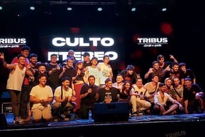 Concurso de Bandas de Tribus Club de Arte: Todos los participantes de la primera noche, junto al presentador del Concurso, Francisco Dalmasso.