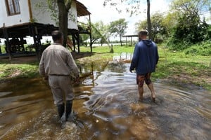 Evitar el contacto de la piel con el agua de río potencialmente contaminada, con botas y guantes, es clave para prevenir la leptospirosis.