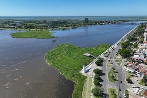 El embalsado de la Setúbal, con el puente Colgante de fondo en el marco de la crecida del río. Todo, visto desde el drone de El Litoral. Foto: Fernando Nicola