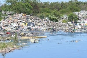 La crecida del Paraná inundó el basural de la Costa. Los residuos contaminantes arrojados en el bañado ya navegan por la Setúbal hacia la toma de agua de Santa Fe. La preocupación crece a la par del río.