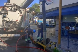 Limpieza. Los equipos fueron desplegados por la ciudad para tratar de desobstruir los desagües pluviales y evitar inundaciones.