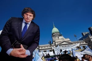 Una gigantografía del presidente Javier Milei en el día de su ceremonia de asunción, frente al Congreso Nacional. Crédito: REUTERS / Martin Cossarini.