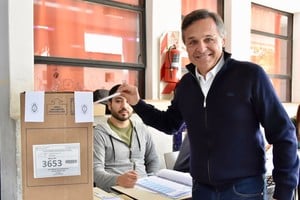 El ministro de transporte Diego Giuliano votó en Rosario. 