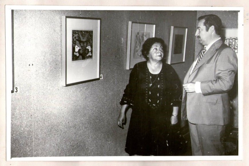 Aid Herrera durante la inauguración de su muestra individual de pinturas y grabados en la Biblioteca Popular e Infantil Mitre en 1974.