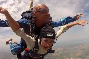 En pleno vuelo. Una travesía que maravilla a todos los amantes del paracaidismo. Crédito: Gentileza.