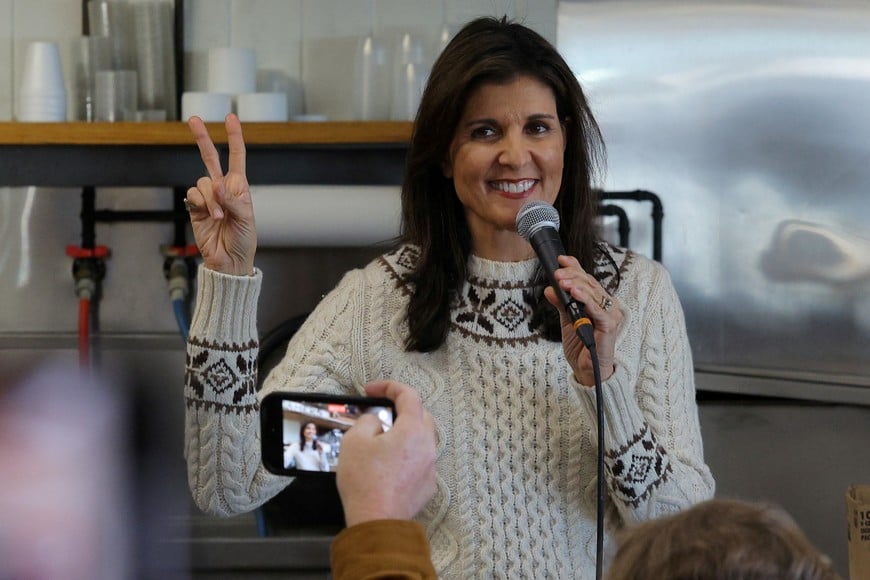 Republican presidential candidate and former U.S. Ambassador to the United Nations Nikki Haley gestures indicating a two person race after opponent Florida Governor Ron DeSantis suspended his campaign, during a campaign stop at Brown’s Lobster Pound ahead of the New Hampshire primary election in Seabrook, New Hampshire, U.S., January 21, 2024.   REUTERS/Brian Snyder
