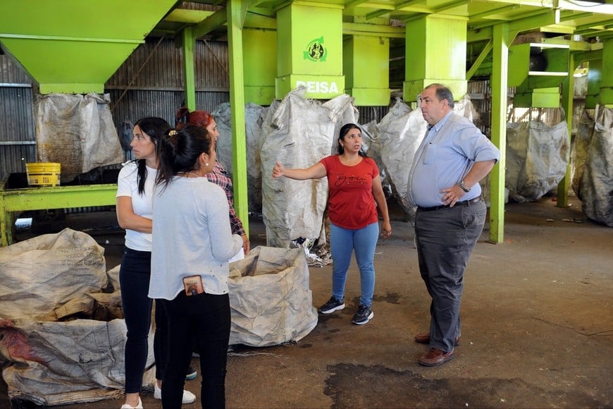 El intendente quiso ver en persona el estado de la planta de reciclado en la que trabajan unas 70 personas.

Gentileza MCSF