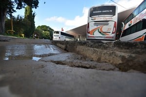 Preocupante. Así está la calle por donde circulan los micros de larga y media distancia.

Manuel Fabatía.