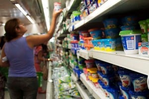 En el rubro "Alimentos y bebidas", las ventas a precios constantes se hundieron 19,8%. Crédito: Agencia