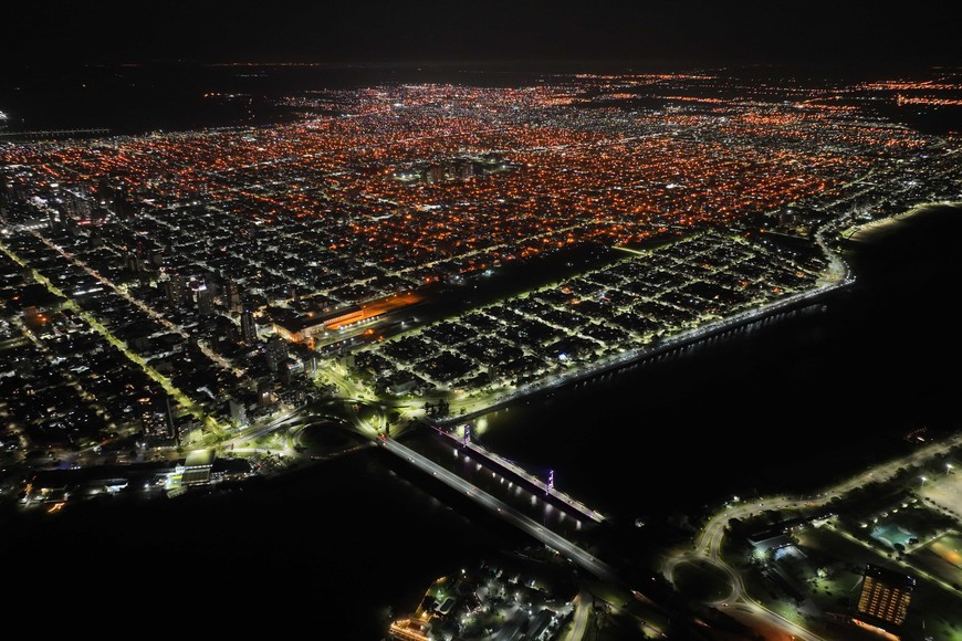 Siete Jefes era uno de los que más insistía para que el Municipio mejore la iluminación. Ahora todo el barrio tiene luces led. Las obras no llegaron a Candioti Norte, Sargento Cabral y una porción de María Selva, como se ve en la imagen aérea. Foto: Fernando Nicola