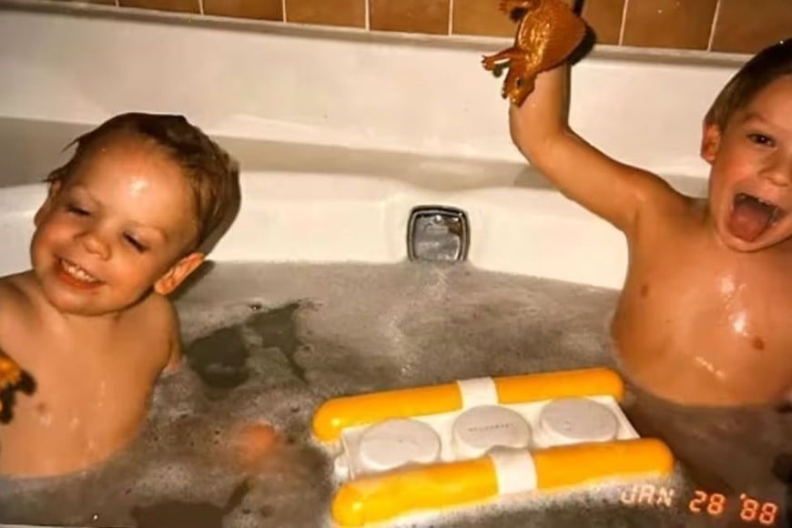 Su hermano Corey posteó una fotografía donde aparecen juntos en una bañera cuando eran niños. “Siempre te amaré, bubba”, se lee en el mensaje.