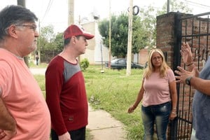 Los vecinos advierten que en algunas casas no cuentan con el servicio hace un mes. Foto: Guillermo Di Salvatore