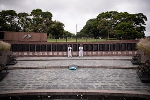 Miembros de la Armada Argentina custodian el cenotafio en el Monumento a los Caídos en Malvinas, en la ciudad de Buenos Aires. Crédito: Xinhua/Martín Zabala