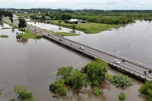 Monitorean el puente sobre el arroyo El Rey.