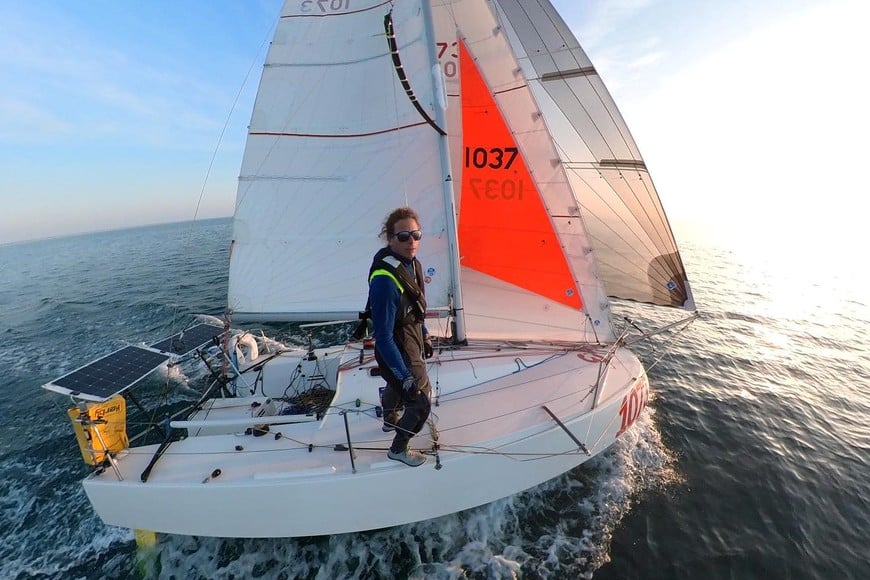 Mini transat. Son veleros muy pequeños con pocas comodidades, preparados para la alta competencia en regatas.

Gentileza