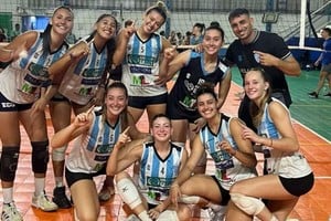 Triunfo, copa de Oro y festejos. El Sub 18 de Villa Dora consiguió el trofeo dorado en un año de alto impacto deportivo. Crédito: Gentileza.