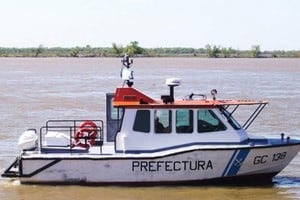 Prefectura Naval San Lorenzo comenzó con un operativo cerca de las 14.30 hasta que se fue la luz del día.