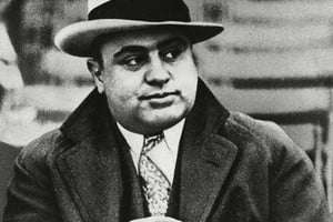 Al Capone (1899-1947), más conocido como "Caracortada". En esta imagen puede apreciarse a pleno el lado derecho de su rostro, no así el izquierdo, en el que sobresalían las feas cicatrices producidas por los navajazos de Frank Gallucio.