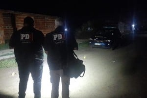 Personal policial inspecciona la escena del suceso, en Varadero Sarsotti.