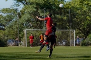 Primeras postales del año. Las imágenes del inicial juego preparatorio, entre el Colón de Iván Delfino y el Patronato de Walter Osvaldo Perazzo. No se sacaron ventajas los titulares. Crédito: Gentileza Prensa Colón.