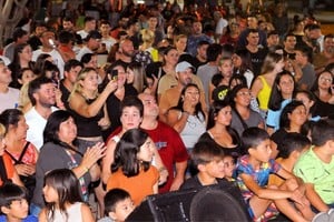 La gente acompañó a todos los artistas en escena con su buena onda. Crédito: Comuna de Barrancas - FM Libertad de Monje. 