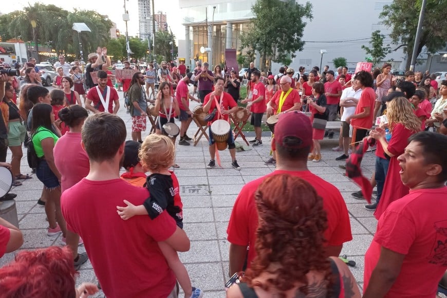 La convocatoria solicitaba que todos los que pudieran fuesen de rojo, para sumarse a una propuesta performática.