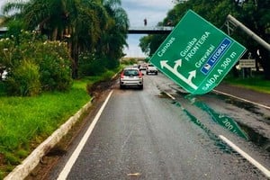 Un cartel de la vía pública terminó tumbado en plena calle tras las fuertes ráfagas de viento que golpearon a Porto Alegre. Crédito: Gentileza Zero Hora