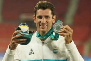 Germán Chiaraviglio posando con la medalla de plata y su muñeco de los Panamericanos de Santiago 2023. Créditos: @gerchiara