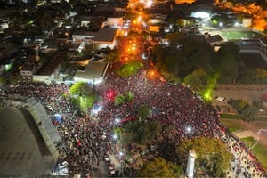 El color de los hinchas rojinegros. Crédito: Fernando Nicola