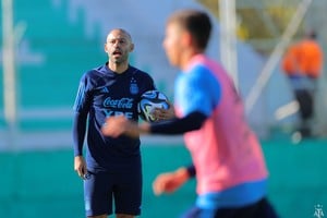 El técnico convocó a veinticuatro jugadores para entrenar en el Predio Lionel Messi.