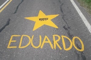 Una estrella amarilla está pintada en el km 69 de la ruta provincial N° 6 en conmemoración al conductor fallecido. Crédito: Gentileza