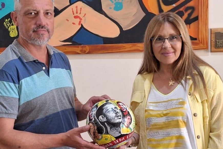 El programa “Arte en Pelotas” consiste en la intervención artística sobre pelotas de fútbol, las cuales son pintadas en forma colectiva o individual.