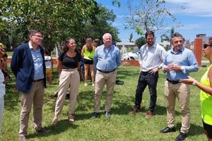 La reunión también contó con la participación de la Directora de la Escuela Primaria Ana Kieffer, quien junto a la comitiva del Ministerio de Educación de la Provincia, nos acompañaron en la recorrida de las instalaciones del Polideportivo, sede de la actual Colonia de Vacaciones.